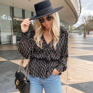 Allison New York ruched black long sleeve top